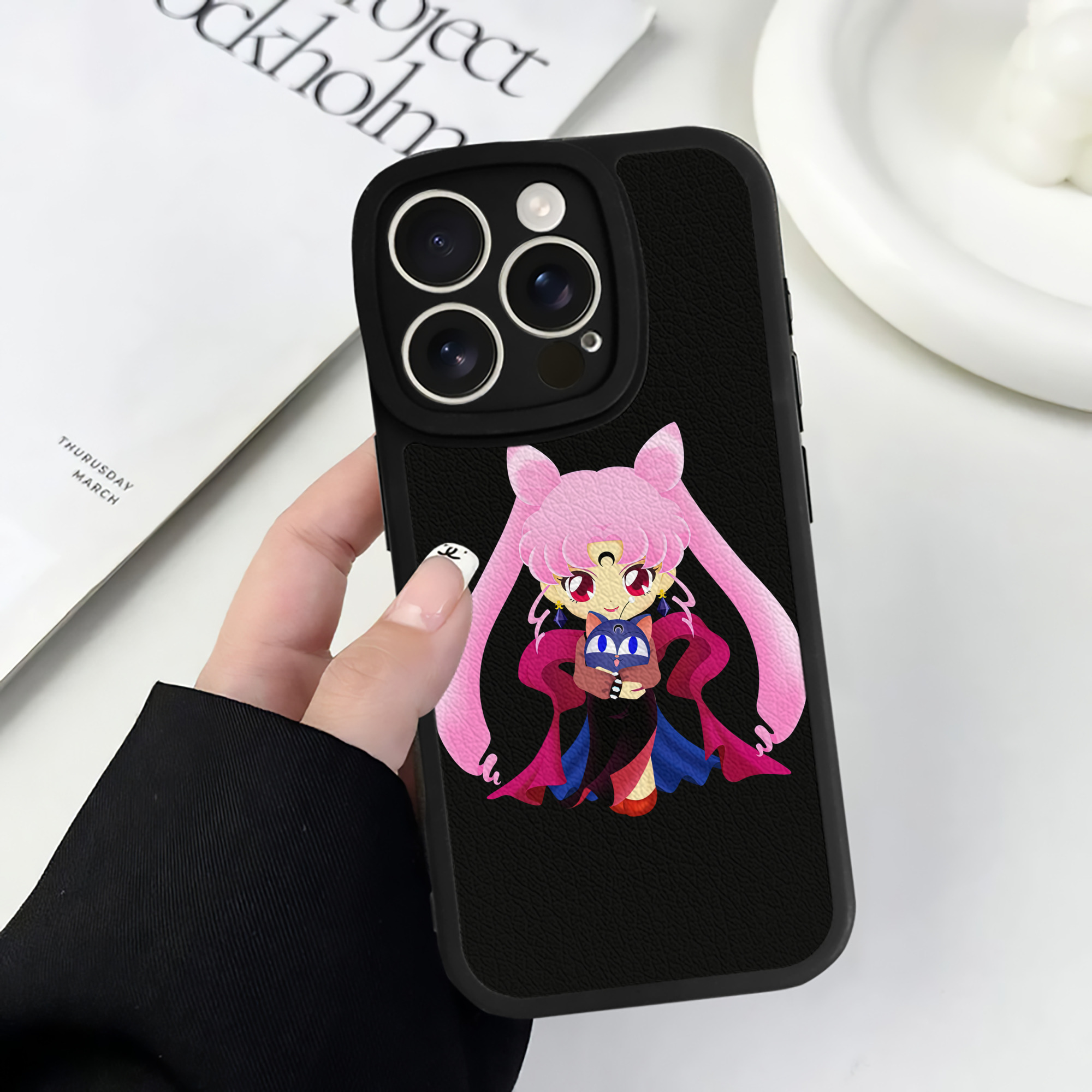 （画像用） 美少女戦士セーラームーン ちびうさ Sailor Moon Chibiusa Tsukino Usagi Small Lady Serenity 【iPhone 16シリーズ対応】シリコンスマホケース（レザー調） 材質：シリコン